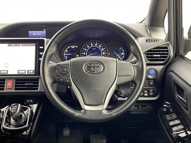 トヨタ ヴォクシー ハイブリッド ZS 栃木県 2017(平29)年 5.6万km ボルドーマイカメタリック 純正10インチナビ/・AM/FM/CD/DVD/SD/BT/フルセグTV/社外フリップダウンモニター/トヨタセーフティセンス/・衝突被害軽減ブレーキ/・レーンキープアシスト/・クルーズコントロール/・先行車発進告知/・オートハイビーム/バックカメラ/両側電動スライドドア/ビルトインETC/オートライト/LEDヘッドライト/フォグランプ/純正フロアマット/保証書/取扱説明書