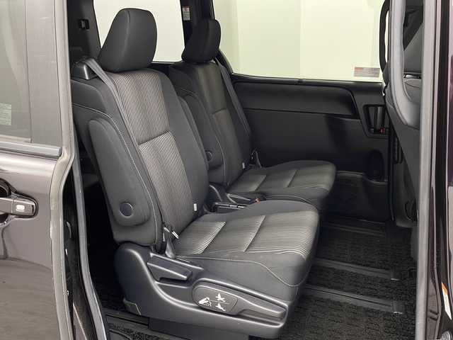 トヨタ ヴォクシー ハイブリッド ZS 栃木県 2017(平29)年 5.6万km ボルドーマイカメタリック 純正10インチナビ/・AM/FM/CD/DVD/SD/BT/フルセグTV/社外フリップダウンモニター/トヨタセーフティセンス/・衝突被害軽減ブレーキ/・レーンキープアシスト/・クルーズコントロール/・先行車発進告知/・オートハイビーム/バックカメラ/両側電動スライドドア/ビルトインETC/オートライト/LEDヘッドライト/フォグランプ/純正フロアマット/保証書/取扱説明書