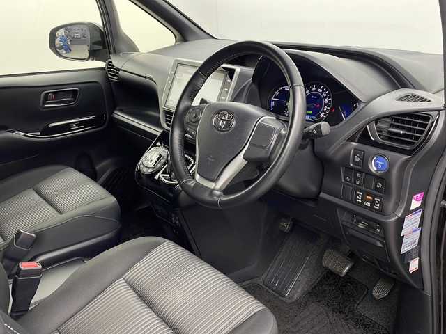 トヨタ ヴォクシー ハイブリッド ZS 栃木県 2017(平29)年 5.6万km ボルドーマイカメタリック 純正10インチナビ/・AM/FM/CD/DVD/SD/BT/フルセグTV/社外フリップダウンモニター/トヨタセーフティセンス/・衝突被害軽減ブレーキ/・レーンキープアシスト/・クルーズコントロール/・先行車発進告知/・オートハイビーム/バックカメラ/両側電動スライドドア/ビルトインETC/オートライト/LEDヘッドライト/フォグランプ/純正フロアマット/保証書/取扱説明書