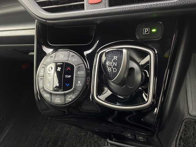 トヨタ ヴォクシー ハイブリッド ZS 栃木県 2017(平29)年 5.6万km ボルドーマイカメタリック 純正10インチナビ/・AM/FM/CD/DVD/SD/BT/フルセグTV/社外フリップダウンモニター/トヨタセーフティセンス/・衝突被害軽減ブレーキ/・レーンキープアシスト/・クルーズコントロール/・先行車発進告知/・オートハイビーム/バックカメラ/両側電動スライドドア/ビルトインETC/オートライト/LEDヘッドライト/フォグランプ/純正フロアマット/保証書/取扱説明書