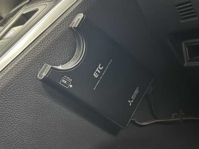 トヨタ ヴォクシー S－Z 道央・札幌 2022(令4)年 4万km アティチュードブラックマイカ ・４WD/・寒冷地仕様/・コネクティッドナビ対応８インチHDディスプレイオーディオ/　USB/BT/Miracast/AppleCarplay/AndroidAuto/・前後ドラレコ（NX-DR-W22 NEXTEC）/・ETC/・バックカメラ/・MTモード付AT/・レーダークルーズコントロール/・両側パワースライドドア/・横滑り防止装置/・前後コーナーセンサー/・レーンキープアシスト/・プリクラッシュセーフティ/・ブレーキホールド/・オートマチックハイビーム/・オートライト/・LEDヘッドライト/・車線逸脱警報/・薄暮灯/・プッシュスタート　/・スマートキー/・ステアリングスイッチ/・２列目サンシェード/・純正AW16インチ/・保証書付き/・取説付き