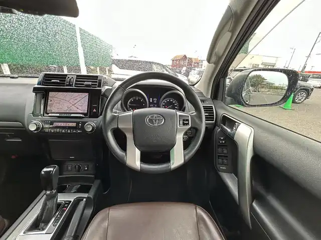 トヨタ ランドクルーザー プラド TX Lパッケージ・G－フロンティア 茨城県 2017(平29)年 7.2万km アティチュードブラックマイカ ワンオーナー/社外ナビ（Bluetooth接続/AM/FM/フルセグTV/CD・CDチェンジャー/SD/HDMI）/バックカメラ/ETC2.0/クルーズコントロール/前後コーナーセンサー/前方ドライブレコーダー/レザーシート/前方パワーシート/シートヒーター/純正18インチアルミホイール/DPF再生ボタン/IDLEUPボタン/横滑り防止装置/ダウンヒルアシストコントロール/盗難防止装置