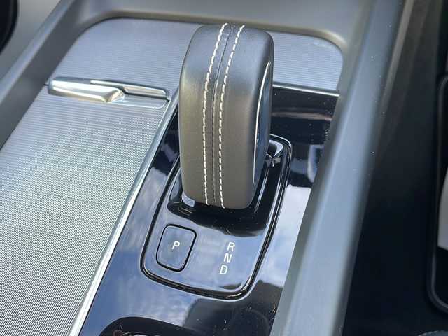 ボルボ ＸＣ６０ B6 AWD Rデザイン 山形県 2021(令3)年 2.4万km シルバー CitySafety/全車速追従機能付ACC/パイロットアシスト/ステアリングアシスト付BLIS/レーンチェンジマージエイド/レーンキーピングエイド/クロストラフィックアラート/ロードサインインフォメーション/フルアクティブハイビーム/ブレーキオートホールド機能/パークアシストパイロット/サンルーフ/ヘッドアップディスプレイ/パーフォレーテッドファインナッパレザー/8ウェイパワーシト(D/N)/電動ランバーサポート(D/N)/シートヒーター(全席)/harman/kardonプレミアムサウンド/純正HDDナビゲーション/(BT/USB/AppleCarPlay/Android Auto)/フルセグTV/ETC2.0/ステアリングヒーター/インテリアイルミネーション/パワーテールゲート/4ゾーンフルオートマチックエアコン/LEDフロントフォグライト/保証書