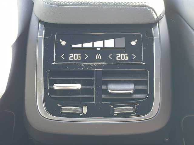 ボルボ ＸＣ６０ B6 AWD Rデザイン 山形県 2021(令3)年 2.4万km シルバー CitySafety/全車速追従機能付ACC/パイロットアシスト/ステアリングアシスト付BLIS/レーンチェンジマージエイド/レーンキーピングエイド/クロストラフィックアラート/ロードサインインフォメーション/フルアクティブハイビーム/ブレーキオートホールド機能/パークアシストパイロット/サンルーフ/ヘッドアップディスプレイ/パーフォレーテッドファインナッパレザー/8ウェイパワーシト(D/N)/電動ランバーサポート(D/N)/シートヒーター(全席)/harman/kardonプレミアムサウンド/純正HDDナビゲーション/(BT/USB/AppleCarPlay/Android Auto)/フルセグTV/ETC2.0/ステアリングヒーター/インテリアイルミネーション/パワーテールゲート/4ゾーンフルオートマチックエアコン/LEDフロントフォグライト/保証書
