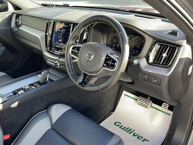 ボルボ ＸＣ６０ B6 AWD Rデザイン 山形県 2021(令3)年 2.4万km シルバー CitySafety/全車速追従機能付ACC/パイロットアシスト/ステアリングアシスト付BLIS/レーンチェンジマージエイド/レーンキーピングエイド/クロストラフィックアラート/ロードサインインフォメーション/フルアクティブハイビーム/ブレーキオートホールド機能/パークアシストパイロット/サンルーフ/ヘッドアップディスプレイ/パーフォレーテッドファインナッパレザー/8ウェイパワーシト(D/N)/電動ランバーサポート(D/N)/シートヒーター(全席)/harman/kardonプレミアムサウンド/純正HDDナビゲーション/(BT/USB/AppleCarPlay/Android Auto)/フルセグTV/ETC2.0/ステアリングヒーター/インテリアイルミネーション/パワーテールゲート/4ゾーンフルオートマチックエアコン/LEDフロントフォグライト/保証書