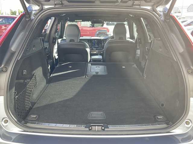ボルボ ＸＣ６０ B6 AWD Rデザイン 山形県 2021(令3)年 2.4万km シルバー CitySafety/全車速追従機能付ACC/パイロットアシスト/ステアリングアシスト付BLIS/レーンチェンジマージエイド/レーンキーピングエイド/クロストラフィックアラート/ロードサインインフォメーション/フルアクティブハイビーム/ブレーキオートホールド機能/パークアシストパイロット/サンルーフ/ヘッドアップディスプレイ/パーフォレーテッドファインナッパレザー/8ウェイパワーシト(D/N)/電動ランバーサポート(D/N)/シートヒーター(全席)/harman/kardonプレミアムサウンド/純正HDDナビゲーション/(BT/USB/AppleCarPlay/Android Auto)/フルセグTV/ETC2.0/ステアリングヒーター/インテリアイルミネーション/パワーテールゲート/4ゾーンフルオートマチックエアコン/LEDフロントフォグライト/保証書