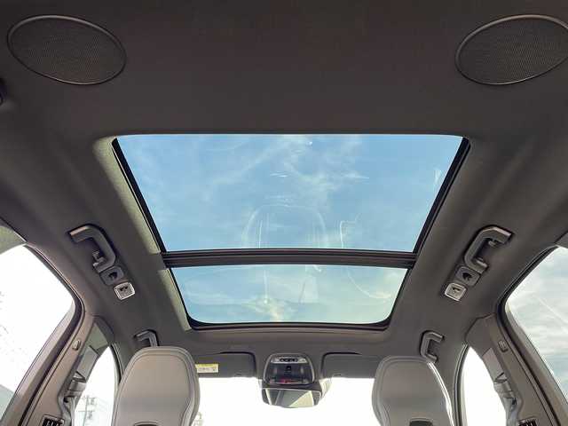 ボルボ ＸＣ６０ B6 AWD Rデザイン 山形県 2021(令3)年 2.4万km シルバー CitySafety/全車速追従機能付ACC/パイロットアシスト/ステアリングアシスト付BLIS/レーンチェンジマージエイド/レーンキーピングエイド/クロストラフィックアラート/ロードサインインフォメーション/フルアクティブハイビーム/ブレーキオートホールド機能/パークアシストパイロット/サンルーフ/ヘッドアップディスプレイ/パーフォレーテッドファインナッパレザー/8ウェイパワーシト(D/N)/電動ランバーサポート(D/N)/シートヒーター(全席)/harman/kardonプレミアムサウンド/純正HDDナビゲーション/(BT/USB/AppleCarPlay/Android Auto)/フルセグTV/ETC2.0/ステアリングヒーター/インテリアイルミネーション/パワーテールゲート/4ゾーンフルオートマチックエアコン/LEDフロントフォグライト/保証書