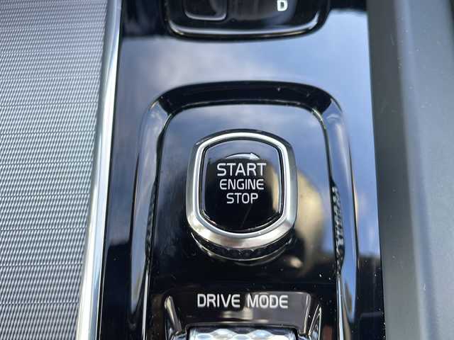 ボルボ ＸＣ６０ B6 AWD Rデザイン 山形県 2021(令3)年 2.4万km シルバー CitySafety/全車速追従機能付ACC/パイロットアシスト/ステアリングアシスト付BLIS/レーンチェンジマージエイド/レーンキーピングエイド/クロストラフィックアラート/ロードサインインフォメーション/フルアクティブハイビーム/ブレーキオートホールド機能/パークアシストパイロット/サンルーフ/ヘッドアップディスプレイ/パーフォレーテッドファインナッパレザー/8ウェイパワーシト(D/N)/電動ランバーサポート(D/N)/シートヒーター(全席)/harman/kardonプレミアムサウンド/純正HDDナビゲーション/(BT/USB/AppleCarPlay/Android Auto)/フルセグTV/ETC2.0/ステアリングヒーター/インテリアイルミネーション/パワーテールゲート/4ゾーンフルオートマチックエアコン/LEDフロントフォグライト/保証書