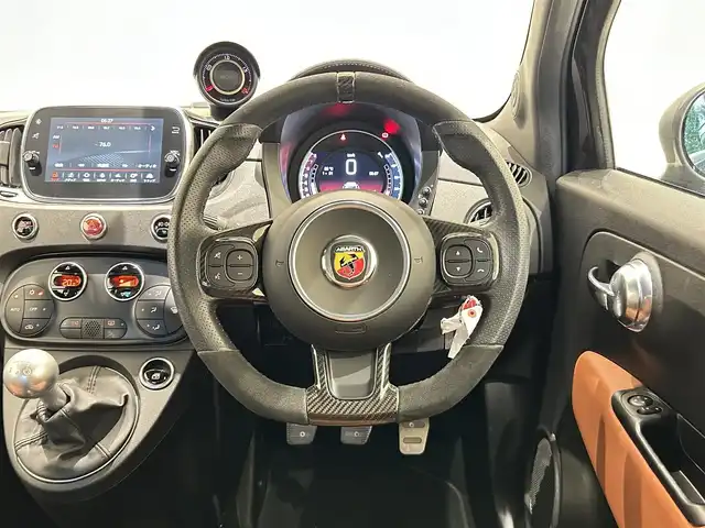 アバルト ５９５ コンペティツィオーネ 福岡県 2021(令3)年 1.5万km 黒 茶／黒ハーフレザーシート　/純正ディスプレイオーディオ　/ＡｐｐｌｅＣａｒＰｌａｙ　/Ｂｌｕｅｔｏｏｔｈ　/オートエアコン　/ＵＳＢ　/前後ドライブレコーダー　/純正１７インチＡＷ