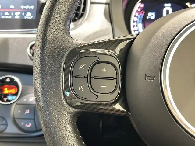 アバルト ５９５ コンペティツィオーネ 福岡県 2021(令3)年 1.5万km 黒 茶／黒ハーフレザーシート　/純正ディスプレイオーディオ　/ＡｐｐｌｅＣａｒＰｌａｙ　/Ｂｌｕｅｔｏｏｔｈ　/オートエアコン　/ＵＳＢ　/前後ドライブレコーダー　/純正１７インチＡＷ