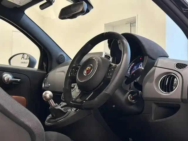 アバルト ５９５ コンペティツィオーネ 福岡県 2021(令3)年 1.5万km 黒 茶／黒ハーフレザーシート　/純正ディスプレイオーディオ　/ＡｐｐｌｅＣａｒＰｌａｙ　/Ｂｌｕｅｔｏｏｔｈ　/オートエアコン　/ＵＳＢ　/前後ドライブレコーダー　/純正１７インチＡＷ