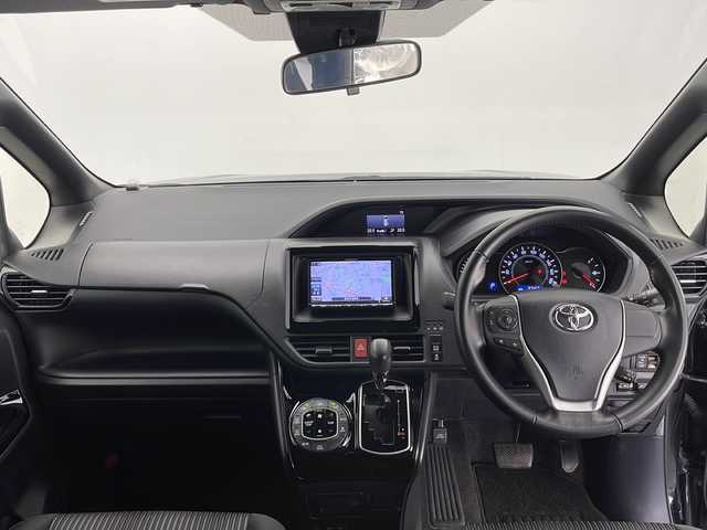 トヨタ ヴォクシー ZS 煌 長野県 2018(平30)年 3.8万km ブラック 社外メモリナビ（型番：NRーMZ25）/（FM＆AM＆Bluetooth＆SD）/バックカメラ/トヨタセーフティセンス/・クルーズコントロール（追従なし）/・レーンキープアシスト/・衝突被害軽減システム/LEDヘッドライト/LEDフォグランプ/オートライト/ドアバイザー/片側パワースライドドア/16インチ純正アルミホイール/社外フロアマット/ETC/スマートキー/スペアキー（１本）/保証書/取扱説明書