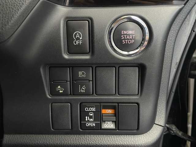 トヨタ ヴォクシー ZS 煌 長野県 2018(平30)年 3.8万km ブラック 社外メモリナビ（型番：NRーMZ25）/（FM＆AM＆Bluetooth＆SD）/バックカメラ/トヨタセーフティセンス/・クルーズコントロール（追従なし）/・レーンキープアシスト/・衝突被害軽減システム/LEDヘッドライト/LEDフォグランプ/オートライト/ドアバイザー/片側パワースライドドア/16インチ純正アルミホイール/社外フロアマット/ETC/スマートキー/スペアキー（１本）/保証書/取扱説明書