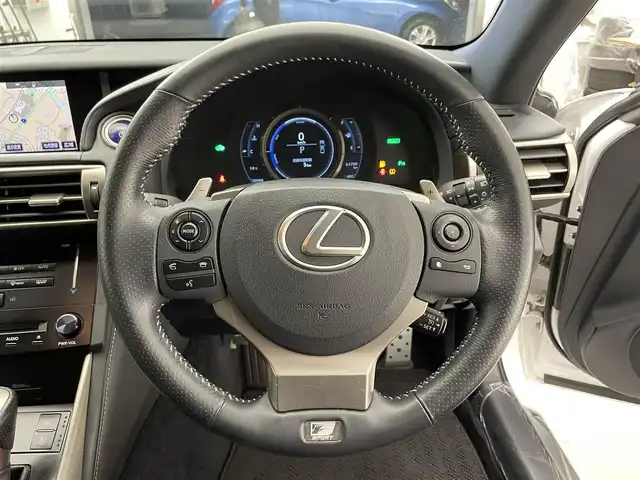 レクサス ＩＳ 300h Fスポーツ 滋賀県 2013(平25)年 6.5万km ホワイトノーヴァガラスフレーク レザーシート/バックカメラ/TRDエアロ/LEDヘッドライト/コーナーセンサー/ドラレコ/クルーズコントロール/パワーシート/シートヒーター/ベンチレーション/純正ナビ/Bluetooth/純正18インチAW