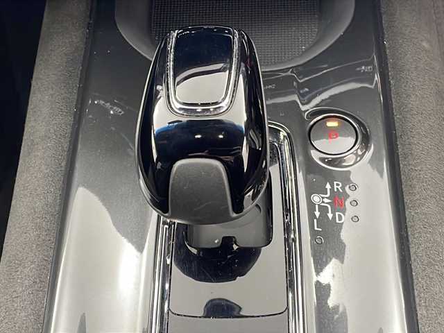 ホンダ ヴェゼル ハイブリッド RS ホンダセンシング 大阪府 2018(平30)年 2.3万km プラチナホワイトパール 純正8インチインターナビ/【フルセグTV/Bluetooth/FM/AM/CD/DVD】/ホンダセンシング/衝突軽減ブレーキ/誤発進抑制装置/車線維持支援システム/アダクティブクルーズコントロール/バックカメラ/ビルトインETC/ハーフレザーシート/D/N席シートヒーター/純正18インチアルミホイール/スマートキー/スペアキー1本/取扱説明書