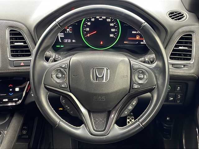 ホンダ ヴェゼル ハイブリッド RS ホンダセンシング 大阪府 2018(平30)年 2.3万km プラチナホワイトパール 純正8インチインターナビ/【フルセグTV/Bluetooth/FM/AM/CD/DVD】/ホンダセンシング/衝突軽減ブレーキ/誤発進抑制装置/車線維持支援システム/アダクティブクルーズコントロール/バックカメラ/ビルトインETC/ハーフレザーシート/D/N席シートヒーター/純正18インチアルミホイール/スマートキー/スペアキー1本/取扱説明書