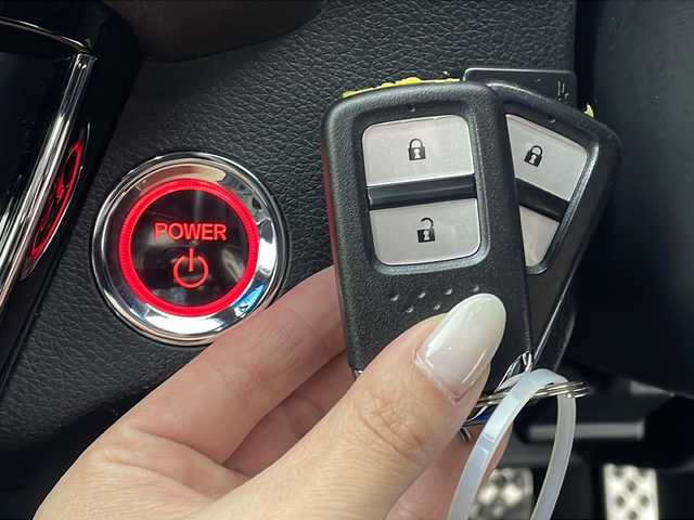 ホンダ ヴェゼル ハイブリッド RS ホンダセンシング 大阪府 2018(平30)年 2.3万km プラチナホワイトパール 純正8インチインターナビ/【フルセグTV/Bluetooth/FM/AM/CD/DVD】/ホンダセンシング/衝突軽減ブレーキ/誤発進抑制装置/車線維持支援システム/アダクティブクルーズコントロール/バックカメラ/ビルトインETC/ハーフレザーシート/D/N席シートヒーター/純正18インチアルミホイール/スマートキー/スペアキー1本/取扱説明書