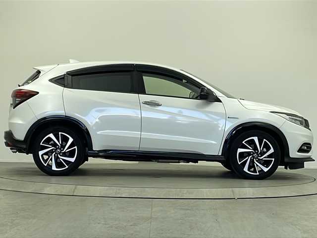 ホンダ ヴェゼル ハイブリッド RS ホンダセンシング 大阪府 2018(平30)年 2.3万km プラチナホワイトパール 純正8インチインターナビ/【フルセグTV/Bluetooth/FM/AM/CD/DVD】/ホンダセンシング/衝突軽減ブレーキ/誤発進抑制装置/車線維持支援システム/アダクティブクルーズコントロール/バックカメラ/ビルトインETC/ハーフレザーシート/D/N席シートヒーター/純正18インチアルミホイール/スマートキー/スペアキー1本/取扱説明書