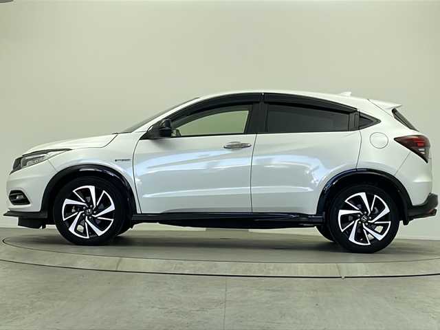 ホンダ ヴェゼル ハイブリッド RS ホンダセンシング 大阪府 2018(平30)年 2.3万km プラチナホワイトパール 純正8インチインターナビ/【フルセグTV/Bluetooth/FM/AM/CD/DVD】/ホンダセンシング/衝突軽減ブレーキ/誤発進抑制装置/車線維持支援システム/アダクティブクルーズコントロール/バックカメラ/ビルトインETC/ハーフレザーシート/D/N席シートヒーター/純正18インチアルミホイール/スマートキー/スペアキー1本/取扱説明書