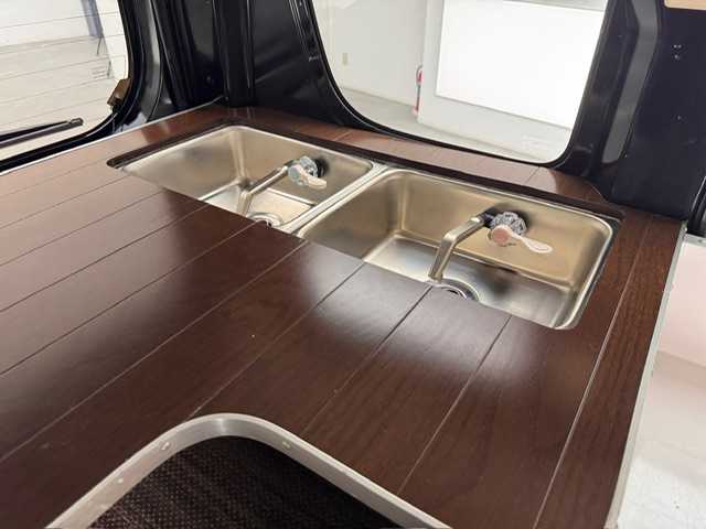 スズキ エブリイ PC 兵庫県 2020(令2)年 3.2万km ブルーイッシュブラックパール3 純正オーディオ/キッチンカ―仕様/シンク2個/外部電源/ルーフキャリア/両側スライドドア/社外LEDヘッドライト/ETC/ヘッドライトレベライザー/純正ゴムマット/リモコンキー