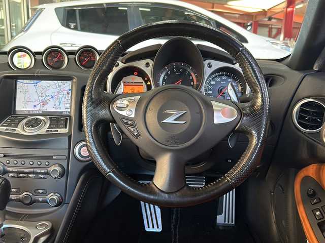 日産 フェアレディ Ｚ バージョンT 静岡県 2010(平22)年 4.1万km ブリリアントホワイトパール 純正メモリナビ/・CD/・DVD/・フルセグＴＶ/・AM/・FM/主要装備/・バックカメラ/・BOSEプレミアムサウンド/・FUJIRSUBIマフラー/・ハーフレザーシート/・シートヒーターD/N席/・パワーシートD/N席/・パドルシフト/・ステリモ/・キセノンヘッドライト/・オートライト/・スマートキー/・プッシュスタート/・純正フロアマット/・純正アルミホイール