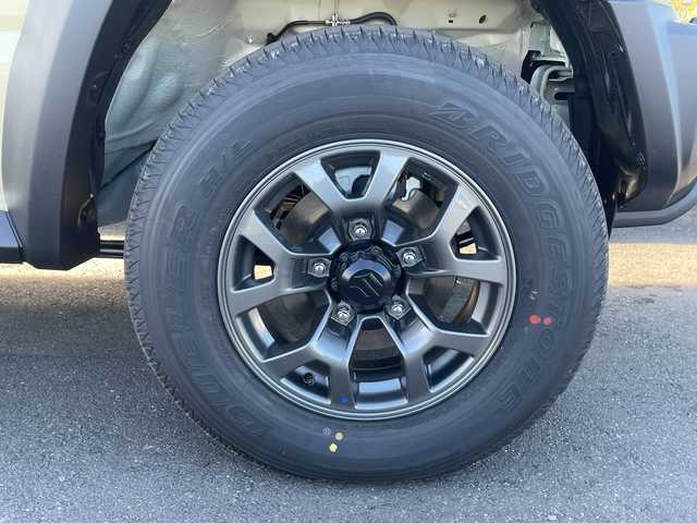 スズキ ジムニー ノマド FC 茨城県 2025(令7)年 0.1千km ベージュ 社外SDナビ/４WD/クリアランスソナー/アイドリングストップ/アダプティブクルーズコントロール/シートヒーター/ダウンヒルアシストコントロール/横滑り防止装置/レーンキープアシスト/オートライト/オートマチックハイビーム/衝突軽減システム/LEDヘッドライト/純正フロアマット/純正15インチアルミホイール/スマートキー