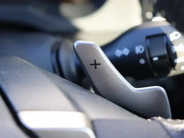 レクサス ＲＣ 300h Fスポーツ 宮城県 2014(平26)年 7.3万km ホワイトノーヴァガラスフレーク 純正ナビ【ＢＴ／ＣＤ／ＤＶＤ／フルセグＴＶ】/３眼ＬＥＤヘッドライト　/ＴＲＤエアロ　/ステアリングヒーター　/レザーシート　/プリクラッシュセーフティー　/レーダークルーズコントロール　/ブラインドスポットモニター/TRD19インチ鍛造AW/TRDマフラー/クリアランスソナー/パドルシフト/前席パワーシート/運転席メモリー付き/前席シートヒーター/前席エアシート/トランクスポイラー/バックカメラ　/純正フロアマット/禁煙車