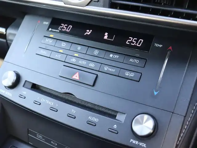 レクサス ＲＣ 300h Fスポーツ 宮城県 2014(平26)年 7.3万km ホワイトノーヴァガラスフレーク 純正ナビ【ＢＴ／ＣＤ／ＤＶＤ／フルセグＴＶ】/３眼ＬＥＤヘッドライト　/ＴＲＤエアロ　/ステアリングヒーター　/レザーシート　/プリクラッシュセーフティー　/レーダークルーズコントロール　/ブラインドスポットモニター/TRD19インチ鍛造AW/TRDマフラー/クリアランスソナー/パドルシフト/前席パワーシート/運転席メモリー付き/前席シートヒーター/前席エアシート/トランクスポイラー/バックカメラ　/純正フロアマット/禁煙車