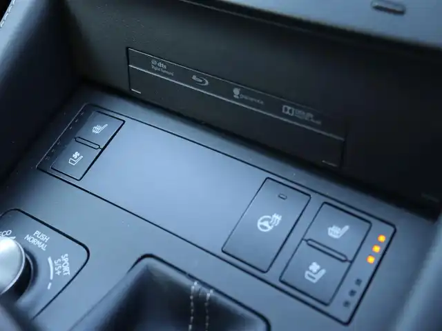 レクサス ＲＣ 300h Fスポーツ 宮城県 2014(平26)年 7.3万km ホワイトノーヴァガラスフレーク 純正ナビ【ＢＴ／ＣＤ／ＤＶＤ／フルセグＴＶ】/３眼ＬＥＤヘッドライト　/ＴＲＤエアロ　/ステアリングヒーター　/レザーシート　/プリクラッシュセーフティー　/レーダークルーズコントロール　/ブラインドスポットモニター/TRD19インチ鍛造AW/TRDマフラー/クリアランスソナー/パドルシフト/前席パワーシート/運転席メモリー付き/前席シートヒーター/前席エアシート/トランクスポイラー/バックカメラ　/純正フロアマット/禁煙車