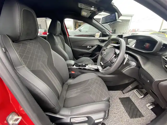 プジョー ２０８ GT 福岡県 2022(令4)年 1.8万km 赤Ⅱ ・アダプティブクルーズコントロール/・USB/Bluetooth/AppleCarPlay/・バック/サイドカメラ/・ハーフレザーシート/シートヒーター/・ETC/・純正16AW/・プッシュスタート/・パーキングアシスト/・アイドリングストップ/・スマートキー/・レーンキープアシスト/・オートライト/・LEDライト/・デジタルインナーミラー/・ディスプレイオーディオ