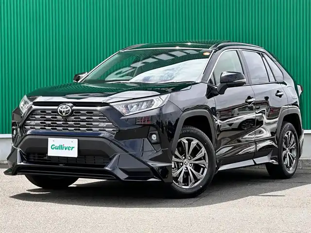 トヨタ ＲＡＶ４ G 宮城県 2025(令7)年 0.1万km未満 アティチュードブラックマイカ パノラマムーンルーフ/デジタルインナーミラー/スペアタイヤ/＝＝＝/TRDエアロ（F/S/R）/セーフティセンス/・プリクラッシュセーフティ/・レーントレーシングアシスト/・レーダークルーズコントロール/・オートマチックハイビーム/・ロードサインアシスト/・カーブ速度抑制機能/・ドライバー異常時対応システム/・横断歩行者検知機能/・低速時加速抑制機能/・緊急時操舵支援/先行車発進告知機能/パーキングサポートブレーキ（前後静止物/後方接近車両）/ブラインドスポットモニター/10.5インチディスプレイオーディオ/・ナビ機能/・フルセグTV/・Bluetooth/・AppleCarPlay/AndroidAuto/パノラミックビューモニター/ビルトインETC2.0/パワーバックドア/合皮シート/メモリー機能付パワーシート/シートヒーター/ベンチレーション/ステアリングヒーター/電動パーキングブレーキ/ブレーキホールド/LEDヘッドランプ/フォグランプ/ルーフレール/純正18インチAW/W/サイド/カーテンエアバッグ