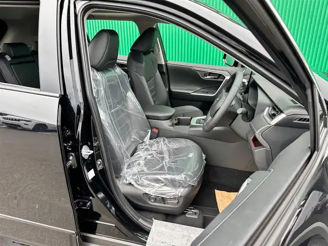トヨタ ＲＡＶ４ G 宮城県 2025(令7)年 0.1万km未満 アティチュードブラックマイカ パノラマムーンルーフ/デジタルインナーミラー/スペアタイヤ/＝＝＝/TRDエアロ（F/S/R）/セーフティセンス/・プリクラッシュセーフティ/・レーントレーシングアシスト/・レーダークルーズコントロール/・オートマチックハイビーム/・ロードサインアシスト/・カーブ速度抑制機能/・ドライバー異常時対応システム/・横断歩行者検知機能/・低速時加速抑制機能/・緊急時操舵支援/先行車発進告知機能/パーキングサポートブレーキ（前後静止物/後方接近車両）/ブラインドスポットモニター/10.5インチディスプレイオーディオ/・ナビ機能/・フルセグTV/・Bluetooth/・AppleCarPlay/AndroidAuto/パノラミックビューモニター/ビルトインETC2.0/パワーバックドア/合皮シート/メモリー機能付パワーシート/シートヒーター/ベンチレーション/ステアリングヒーター/電動パーキングブレーキ/ブレーキホールド/LEDヘッドランプ/フォグランプ/ルーフレール/純正18インチAW/W/サイド/カーテンエアバッグ