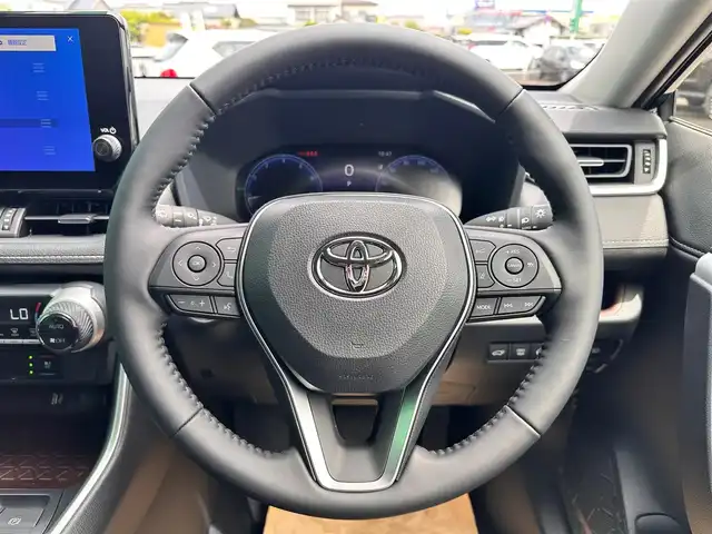 トヨタ ＲＡＶ４ G 宮城県 2025(令7)年 0.1万km未満 アティチュードブラックマイカ パノラマムーンルーフ/デジタルインナーミラー/スペアタイヤ/＝＝＝/TRDエアロ（F/S/R）/セーフティセンス/・プリクラッシュセーフティ/・レーントレーシングアシスト/・レーダークルーズコントロール/・オートマチックハイビーム/・ロードサインアシスト/・カーブ速度抑制機能/・ドライバー異常時対応システム/・横断歩行者検知機能/・低速時加速抑制機能/・緊急時操舵支援/先行車発進告知機能/パーキングサポートブレーキ（前後静止物/後方接近車両）/ブラインドスポットモニター/10.5インチディスプレイオーディオ/・ナビ機能/・フルセグTV/・Bluetooth/・AppleCarPlay/AndroidAuto/パノラミックビューモニター/ビルトインETC2.0/パワーバックドア/合皮シート/メモリー機能付パワーシート/シートヒーター/ベンチレーション/ステアリングヒーター/電動パーキングブレーキ/ブレーキホールド/LEDヘッドランプ/フォグランプ/ルーフレール/純正18インチAW/W/サイド/カーテンエアバッグ