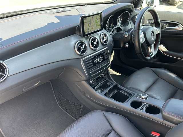 メルセデス・ベンツ ＧＬＡ２５０ 4マチック スポーツ 道東・釧路十勝 2014(平26)年 5.3万km カルサイトホワイト バリューパッケージプラス/　・メモリ付きパワーシート(D席)/　・リバースポジション機能付きドアミラー/レーダーセーフティーパッケージ/　・ブラインドスポットアシスト/　・ディストニックプラス/　・レーンキーピングアシスト/エクスクルーシブパッケージ/　・本革シート/　・メモリ付きパワーシート(N席)/　・フロアマット/　・harman/kardon/純正HDDナビ/TV/CD/DVD/BT/USB/シートヒーター/パワーバックドア/キセノンヘッドライト/オートライト/リアフォグライト/社外ドライブレコーダー(前後)/純正18インチAW/ダウンヒルアシストコントロール