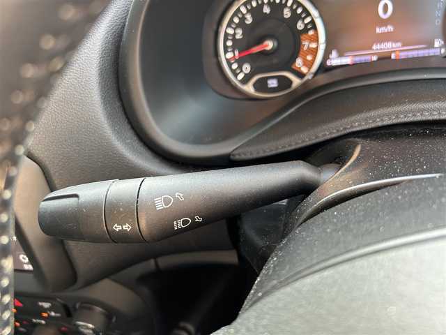 クライスラー・ジープ ジープ レネゲード 滋賀県 2020(令2)年 4.5万km 白 黒レザーシート/ACC/BSM/コーナーセンサー/LEDヘッドライト/オートライト/ルーフレール/ETC2.0/FRドライブレコーダー/フォグランプ/純正AW１７/フルセグテレビ/アイドリングストップ