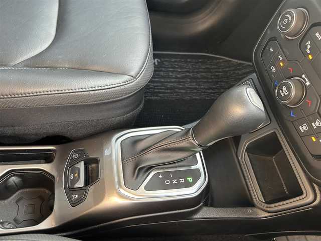 クライスラー・ジープ ジープ レネゲード 滋賀県 2020(令2)年 4.5万km 白 黒レザーシート/ACC/BSM/コーナーセンサー/LEDヘッドライト/オートライト/ルーフレール/ETC2.0/FRドライブレコーダー/フォグランプ/純正AW１７/フルセグテレビ/アイドリングストップ