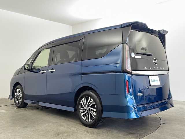 日産 セレナ ハイウェイスター V 兵庫県 2023(令5)年 0.9万km ミディアムブルーメタリック ・ワンオーナー/・プロパイロット（ナビリンク機能付き）/・SOSコール/・インテリジェントエマージェンシーブレーキ/・インテリジェント FCW（前方衝突予測警報）/・衝突回避ステアリングアシスト/・インテリジェント LI（車線逸脱防止支援システム）＋LDW（車線逸脱警報）/・インテリジェント BSI（後側方衝突防止支援システム）＋BSW（後側方車両検知警報）/・RCTA（後退時車両検知警報）/・インテリジェント DA（ふらつき警報）/・踏み間違い衝突防止アシスト/・標識検知機能/・ヒルスタートアシスト/・純正12.3型ナビ＆フルセグ＆BT＆ApplCarplay/・アラウンドビューモニター/・ハンズフリーオートスライドドア〈両側〉（挟み込み防止機構付）/・サードシート用助手席側オートスライドドアスイッチ/・デジタルインナーミラー/・前後ドライブレコーダー/・ETC2.0ユニット/・ワイヤレス充電器/・統合型インターフェースディスプレイ/・アダプティブLEDヘッドライトシステム/・ヘッドランプ オートレベライザー/・スマートキー/・プッシュスタート/・純正16インチアルミホイール