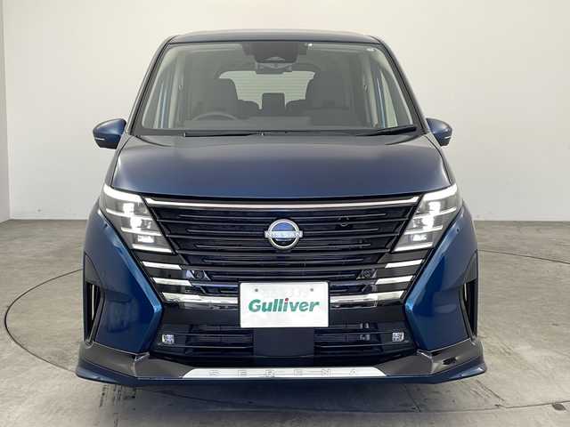 日産 セレナ ハイウェイスター V 兵庫県 2023(令5)年 0.9万km ミディアムブルーメタリック ・ワンオーナー/・プロパイロット（ナビリンク機能付き）/・SOSコール/・インテリジェントエマージェンシーブレーキ/・インテリジェント FCW（前方衝突予測警報）/・衝突回避ステアリングアシスト/・インテリジェント LI（車線逸脱防止支援システム）＋LDW（車線逸脱警報）/・インテリジェント BSI（後側方衝突防止支援システム）＋BSW（後側方車両検知警報）/・RCTA（後退時車両検知警報）/・インテリジェント DA（ふらつき警報）/・踏み間違い衝突防止アシスト/・標識検知機能/・ヒルスタートアシスト/・純正12.3型ナビ＆フルセグ＆BT＆ApplCarplay/・アラウンドビューモニター/・ハンズフリーオートスライドドア〈両側〉（挟み込み防止機構付）/・サードシート用助手席側オートスライドドアスイッチ/・デジタルインナーミラー/・前後ドライブレコーダー/・ETC2.0ユニット/・ワイヤレス充電器/・統合型インターフェースディスプレイ/・アダプティブLEDヘッドライトシステム/・ヘッドランプ オートレベライザー/・スマートキー/・プッシュスタート/・純正16インチアルミホイール