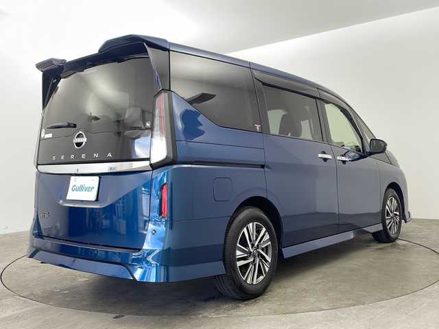 日産 セレナ ハイウェイスター V 兵庫県 2023(令5)年 0.9万km ミディアムブルーメタリック ・ワンオーナー/・プロパイロット（ナビリンク機能付き）/・SOSコール/・インテリジェントエマージェンシーブレーキ/・インテリジェント FCW（前方衝突予測警報）/・衝突回避ステアリングアシスト/・インテリジェント LI（車線逸脱防止支援システム）＋LDW（車線逸脱警報）/・インテリジェント BSI（後側方衝突防止支援システム）＋BSW（後側方車両検知警報）/・RCTA（後退時車両検知警報）/・インテリジェント DA（ふらつき警報）/・踏み間違い衝突防止アシスト/・標識検知機能/・ヒルスタートアシスト/・純正12.3型ナビ＆フルセグ＆BT＆ApplCarplay/・アラウンドビューモニター/・ハンズフリーオートスライドドア〈両側〉（挟み込み防止機構付）/・サードシート用助手席側オートスライドドアスイッチ/・デジタルインナーミラー/・前後ドライブレコーダー/・ETC2.0ユニット/・ワイヤレス充電器/・統合型インターフェースディスプレイ/・アダプティブLEDヘッドライトシステム/・ヘッドランプ オートレベライザー/・スマートキー/・プッシュスタート/・純正16インチアルミホイール