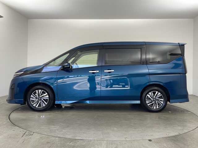 日産 セレナ ハイウェイスター V 兵庫県 2023(令5)年 0.9万km ミディアムブルーメタリック ・ワンオーナー/・プロパイロット（ナビリンク機能付き）/・SOSコール/・インテリジェントエマージェンシーブレーキ/・インテリジェント FCW（前方衝突予測警報）/・衝突回避ステアリングアシスト/・インテリジェント LI（車線逸脱防止支援システム）＋LDW（車線逸脱警報）/・インテリジェント BSI（後側方衝突防止支援システム）＋BSW（後側方車両検知警報）/・RCTA（後退時車両検知警報）/・インテリジェント DA（ふらつき警報）/・踏み間違い衝突防止アシスト/・標識検知機能/・ヒルスタートアシスト/・純正12.3型ナビ＆フルセグ＆BT＆ApplCarplay/・アラウンドビューモニター/・ハンズフリーオートスライドドア〈両側〉（挟み込み防止機構付）/・サードシート用助手席側オートスライドドアスイッチ/・デジタルインナーミラー/・前後ドライブレコーダー/・ETC2.0ユニット/・ワイヤレス充電器/・統合型インターフェースディスプレイ/・アダプティブLEDヘッドライトシステム/・ヘッドランプ オートレベライザー/・スマートキー/・プッシュスタート/・純正16インチアルミホイール