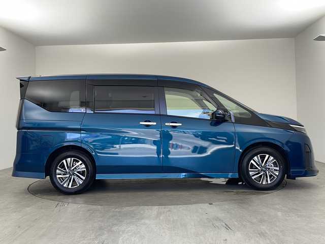 日産 セレナ ハイウェイスター V 兵庫県 2023(令5)年 0.9万km ミディアムブルーメタリック ・ワンオーナー/・プロパイロット（ナビリンク機能付き）/・SOSコール/・インテリジェントエマージェンシーブレーキ/・インテリジェント FCW（前方衝突予測警報）/・衝突回避ステアリングアシスト/・インテリジェント LI（車線逸脱防止支援システム）＋LDW（車線逸脱警報）/・インテリジェント BSI（後側方衝突防止支援システム）＋BSW（後側方車両検知警報）/・RCTA（後退時車両検知警報）/・インテリジェント DA（ふらつき警報）/・踏み間違い衝突防止アシスト/・標識検知機能/・ヒルスタートアシスト/・純正12.3型ナビ＆フルセグ＆BT＆ApplCarplay/・アラウンドビューモニター/・ハンズフリーオートスライドドア〈両側〉（挟み込み防止機構付）/・サードシート用助手席側オートスライドドアスイッチ/・デジタルインナーミラー/・前後ドライブレコーダー/・ETC2.0ユニット/・ワイヤレス充電器/・統合型インターフェースディスプレイ/・アダプティブLEDヘッドライトシステム/・ヘッドランプ オートレベライザー/・スマートキー/・プッシュスタート/・純正16インチアルミホイール