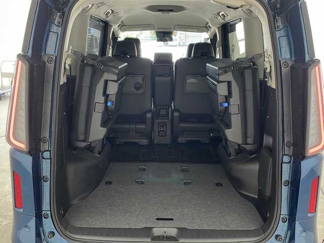 日産 セレナ ハイウェイスター V 兵庫県 2023(令5)年 0.9万km ミディアムブルーメタリック ・ワンオーナー/・プロパイロット（ナビリンク機能付き）/・SOSコール/・インテリジェントエマージェンシーブレーキ/・インテリジェント FCW（前方衝突予測警報）/・衝突回避ステアリングアシスト/・インテリジェント LI（車線逸脱防止支援システム）＋LDW（車線逸脱警報）/・インテリジェント BSI（後側方衝突防止支援システム）＋BSW（後側方車両検知警報）/・RCTA（後退時車両検知警報）/・インテリジェント DA（ふらつき警報）/・踏み間違い衝突防止アシスト/・標識検知機能/・ヒルスタートアシスト/・純正12.3型ナビ＆フルセグ＆BT＆ApplCarplay/・アラウンドビューモニター/・ハンズフリーオートスライドドア〈両側〉（挟み込み防止機構付）/・サードシート用助手席側オートスライドドアスイッチ/・デジタルインナーミラー/・前後ドライブレコーダー/・ETC2.0ユニット/・ワイヤレス充電器/・統合型インターフェースディスプレイ/・アダプティブLEDヘッドライトシステム/・ヘッドランプ オートレベライザー/・スマートキー/・プッシュスタート/・純正16インチアルミホイール