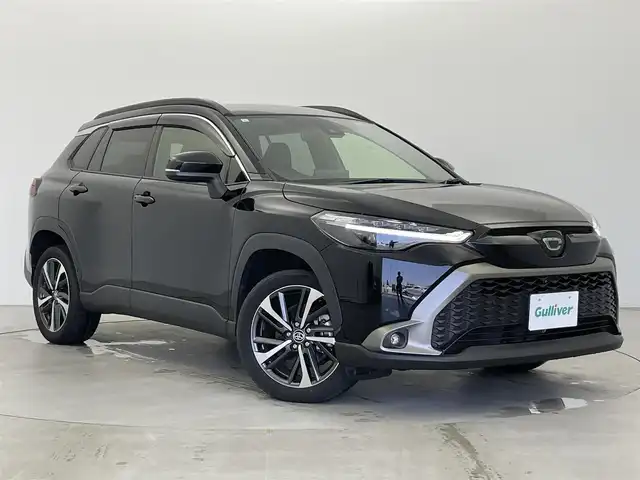 トヨタ カローラ クロス Z 富山県 2023(令5)年 2.4万km アティチュードブラックマイカ ワンオーナー/ルーフレール/9インチディスプレイオーディオ(AM/FM/BT/USB)/フルセグTV/バックカメラ/レーダークルーズコントロール/衝突軽減ブレーキ/レーンキープアシスト/ビルトインETC/電子パーキングブレーキ/オートブレーキホールド/オートマチックハイビーム/オートライト/前後コーナーセンサー/電動リアゲート/LEDヘッドライト/前席シートヒーター/パワーシート/スペアキー1本/プッシュスタート/取扱説明書