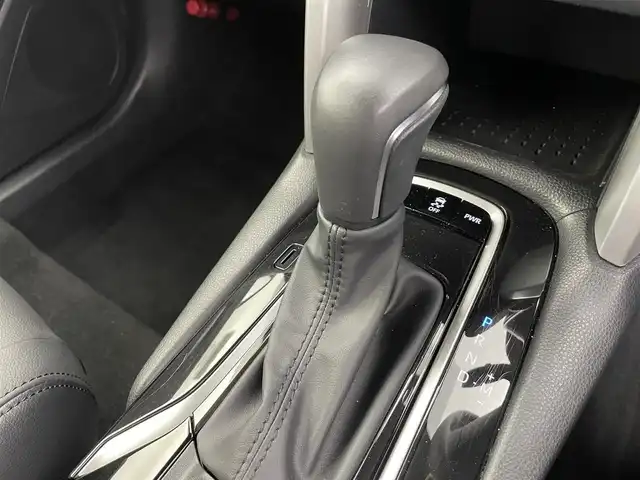 トヨタ カローラ クロス Z 富山県 2023(令5)年 2.4万km アティチュードブラックマイカ ワンオーナー/ルーフレール/9インチディスプレイオーディオ(AM/FM/BT/USB)/フルセグTV/バックカメラ/レーダークルーズコントロール/衝突軽減ブレーキ/レーンキープアシスト/ビルトインETC/電子パーキングブレーキ/オートブレーキホールド/オートマチックハイビーム/オートライト/前後コーナーセンサー/電動リアゲート/LEDヘッドライト/前席シートヒーター/パワーシート/スペアキー1本/プッシュスタート/取扱説明書