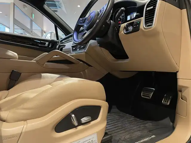 ポルシェ カイエン S 道央・札幌 2018(平30)年 3.4万km ピュアホワイト パノラマガラスサンルーフ/スポーツクロノパッケージ/BOSEサラウンド/ソフトクローズドア/4ゾーンエアコン/PDLS/ベージュ皮シート/前後シートヒーター/純正メモリナビ/USB/Bluetooth/360°カメラ/ACC/ブラインドスポットモニター/パワーテールゲート