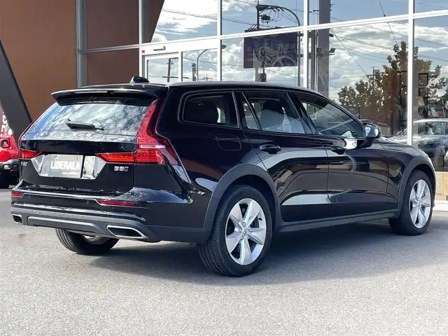 ボルボ Ｖ６０ クロスカントリー B5 AWD 岐阜県 2021(令3)年 2.9万km 黒 City Safety（衝突回避被害軽減ブレーキシステム）/歩行者、サイクリスト、大型動物検知機能（夜間含む）/右折時対向車検知機能/対向車対応機能/ステアリングサポート（衝突回避支援機能）/オンカミングレーンミティゲーション（対向車線衝突回避支援）/レーンキーピングエイド/ドライバーアラートコントロール/ロードサインインフォメーション/道路逸脱回避支援機能/車線維持支援機能/アダプティブクルーズコントロール）/後車衝突回避支援機能付ブラインドスポットインフォメーションシステム）/クロストラフィックアラート/被追突時警告機能/クライメートパッケージ　/フロントシートヒーター　/ステアリングホイールヒーター　 /リアシートヒーター　/パワーシートパッケージ/助手席パワーシート/助手席シートメモリー機能  /電動クッションエクステンション　/電動ランバーサポート /４ゾーンフルオートマチックエアコンディショナー/３６０度ビューカメラ　/フルアクティブハイビーム　/フルセグＴＶ　/ＨＤＤナビゲーションシステム/Bluetooth/Apple CarPlay、Android Auto