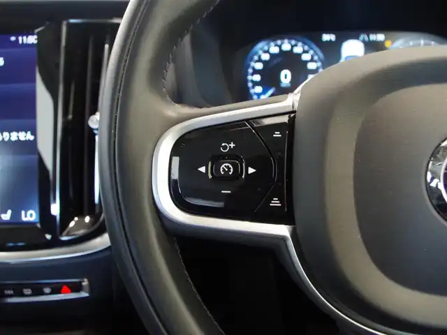 ボルボ Ｖ６０ クロスカントリー B5 AWD 岐阜県 2021(令3)年 2.9万km 黒 City Safety（衝突回避被害軽減ブレーキシステム）/歩行者、サイクリスト、大型動物検知機能（夜間含む）/右折時対向車検知機能/対向車対応機能/ステアリングサポート（衝突回避支援機能）/オンカミングレーンミティゲーション（対向車線衝突回避支援）/レーンキーピングエイド/ドライバーアラートコントロール/ロードサインインフォメーション/道路逸脱回避支援機能/車線維持支援機能/アダプティブクルーズコントロール）/後車衝突回避支援機能付ブラインドスポットインフォメーションシステム）/クロストラフィックアラート/被追突時警告機能/クライメートパッケージ　/フロントシートヒーター　/ステアリングホイールヒーター　 /リアシートヒーター　/パワーシートパッケージ/助手席パワーシート/助手席シートメモリー機能  /電動クッションエクステンション　/電動ランバーサポート /４ゾーンフルオートマチックエアコンディショナー/３６０度ビューカメラ　/フルアクティブハイビーム　/フルセグＴＶ　/ＨＤＤナビゲーションシステム/Bluetooth/Apple CarPlay、Android Auto