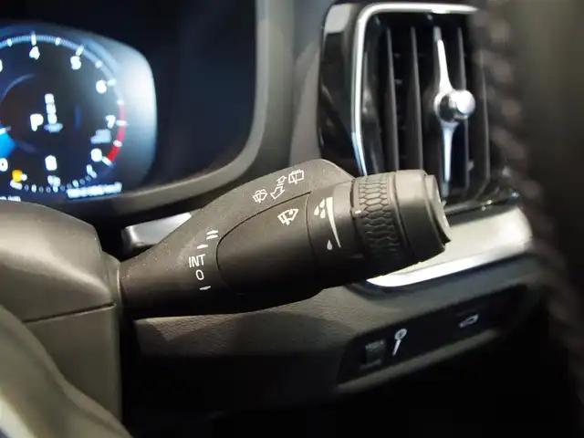 ボルボ Ｖ６０ クロスカントリー B5 AWD 岐阜県 2021(令3)年 2.9万km 黒 City Safety（衝突回避被害軽減ブレーキシステム）/歩行者、サイクリスト、大型動物検知機能（夜間含む）/右折時対向車検知機能/対向車対応機能/ステアリングサポート（衝突回避支援機能）/オンカミングレーンミティゲーション（対向車線衝突回避支援）/レーンキーピングエイド/ドライバーアラートコントロール/ロードサインインフォメーション/道路逸脱回避支援機能/車線維持支援機能/アダプティブクルーズコントロール）/後車衝突回避支援機能付ブラインドスポットインフォメーションシステム）/クロストラフィックアラート/被追突時警告機能/クライメートパッケージ　/フロントシートヒーター　/ステアリングホイールヒーター　 /リアシートヒーター　/パワーシートパッケージ/助手席パワーシート/助手席シートメモリー機能  /電動クッションエクステンション　/電動ランバーサポート /４ゾーンフルオートマチックエアコンディショナー/３６０度ビューカメラ　/フルアクティブハイビーム　/フルセグＴＶ　/ＨＤＤナビゲーションシステム/Bluetooth/Apple CarPlay、Android Auto