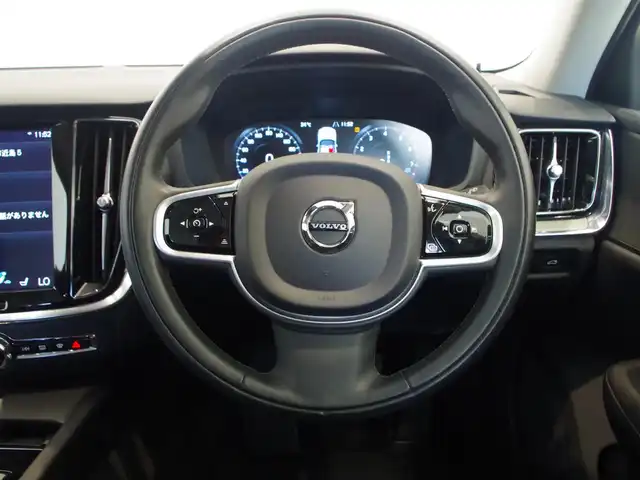 ボルボ Ｖ６０ クロスカントリー B5 AWD 岐阜県 2021(令3)年 2.9万km 黒 City Safety（衝突回避被害軽減ブレーキシステム）/歩行者、サイクリスト、大型動物検知機能（夜間含む）/右折時対向車検知機能/対向車対応機能/ステアリングサポート（衝突回避支援機能）/オンカミングレーンミティゲーション（対向車線衝突回避支援）/レーンキーピングエイド/ドライバーアラートコントロール/ロードサインインフォメーション/道路逸脱回避支援機能/車線維持支援機能/アダプティブクルーズコントロール）/後車衝突回避支援機能付ブラインドスポットインフォメーションシステム）/クロストラフィックアラート/被追突時警告機能/クライメートパッケージ　/フロントシートヒーター　/ステアリングホイールヒーター　 /リアシートヒーター　/パワーシートパッケージ/助手席パワーシート/助手席シートメモリー機能  /電動クッションエクステンション　/電動ランバーサポート /４ゾーンフルオートマチックエアコンディショナー/３６０度ビューカメラ　/フルアクティブハイビーム　/フルセグＴＶ　/ＨＤＤナビゲーションシステム/Bluetooth/Apple CarPlay、Android Auto