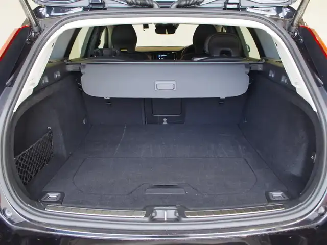 ボルボ Ｖ６０ クロスカントリー B5 AWD 岐阜県 2021(令3)年 2.9万km 黒 City Safety（衝突回避被害軽減ブレーキシステム）/歩行者、サイクリスト、大型動物検知機能（夜間含む）/右折時対向車検知機能/対向車対応機能/ステアリングサポート（衝突回避支援機能）/オンカミングレーンミティゲーション（対向車線衝突回避支援）/レーンキーピングエイド/ドライバーアラートコントロール/ロードサインインフォメーション/道路逸脱回避支援機能/車線維持支援機能/アダプティブクルーズコントロール）/後車衝突回避支援機能付ブラインドスポットインフォメーションシステム）/クロストラフィックアラート/被追突時警告機能/クライメートパッケージ　/フロントシートヒーター　/ステアリングホイールヒーター　 /リアシートヒーター　/パワーシートパッケージ/助手席パワーシート/助手席シートメモリー機能  /電動クッションエクステンション　/電動ランバーサポート /４ゾーンフルオートマチックエアコンディショナー/３６０度ビューカメラ　/フルアクティブハイビーム　/フルセグＴＶ　/ＨＤＤナビゲーションシステム/Bluetooth/Apple CarPlay、Android Auto